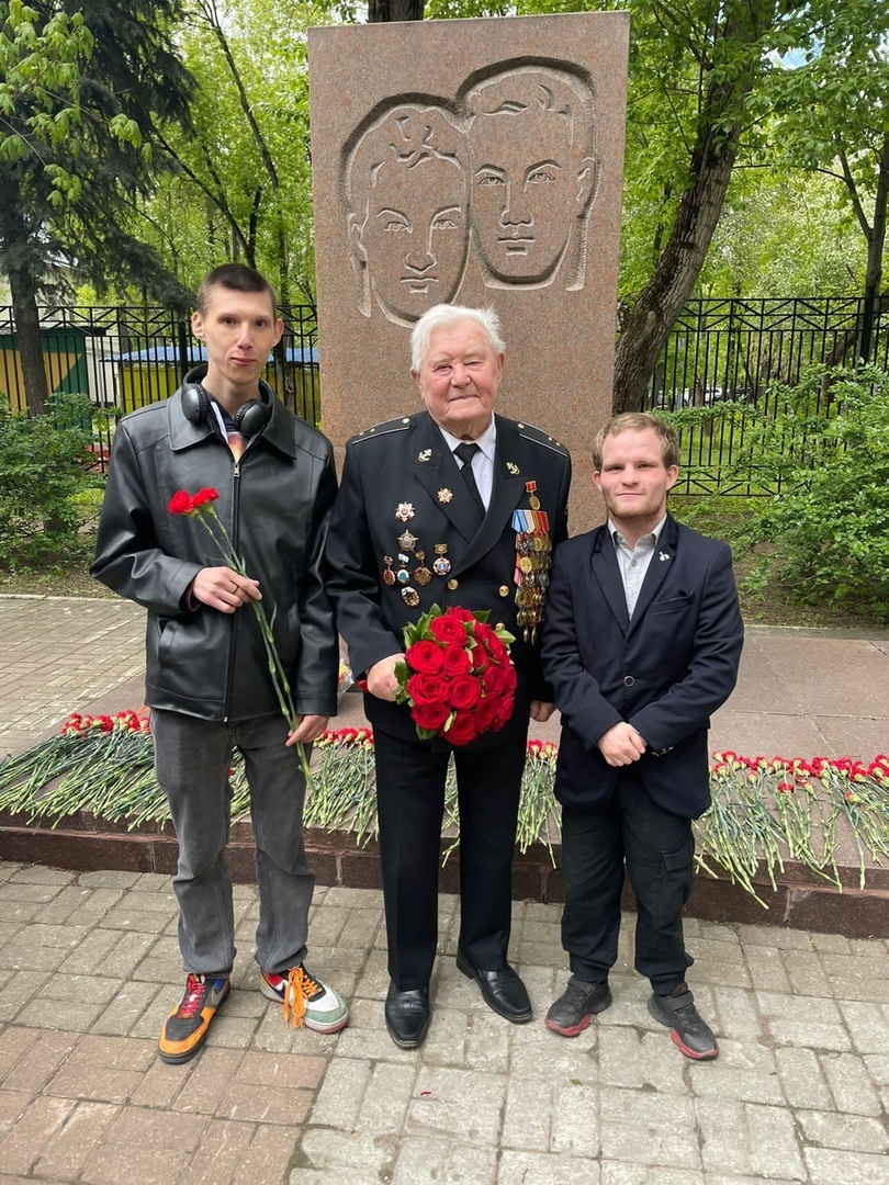 Возложение цветов к памятнику Бориса и Зои Космодемьянских.