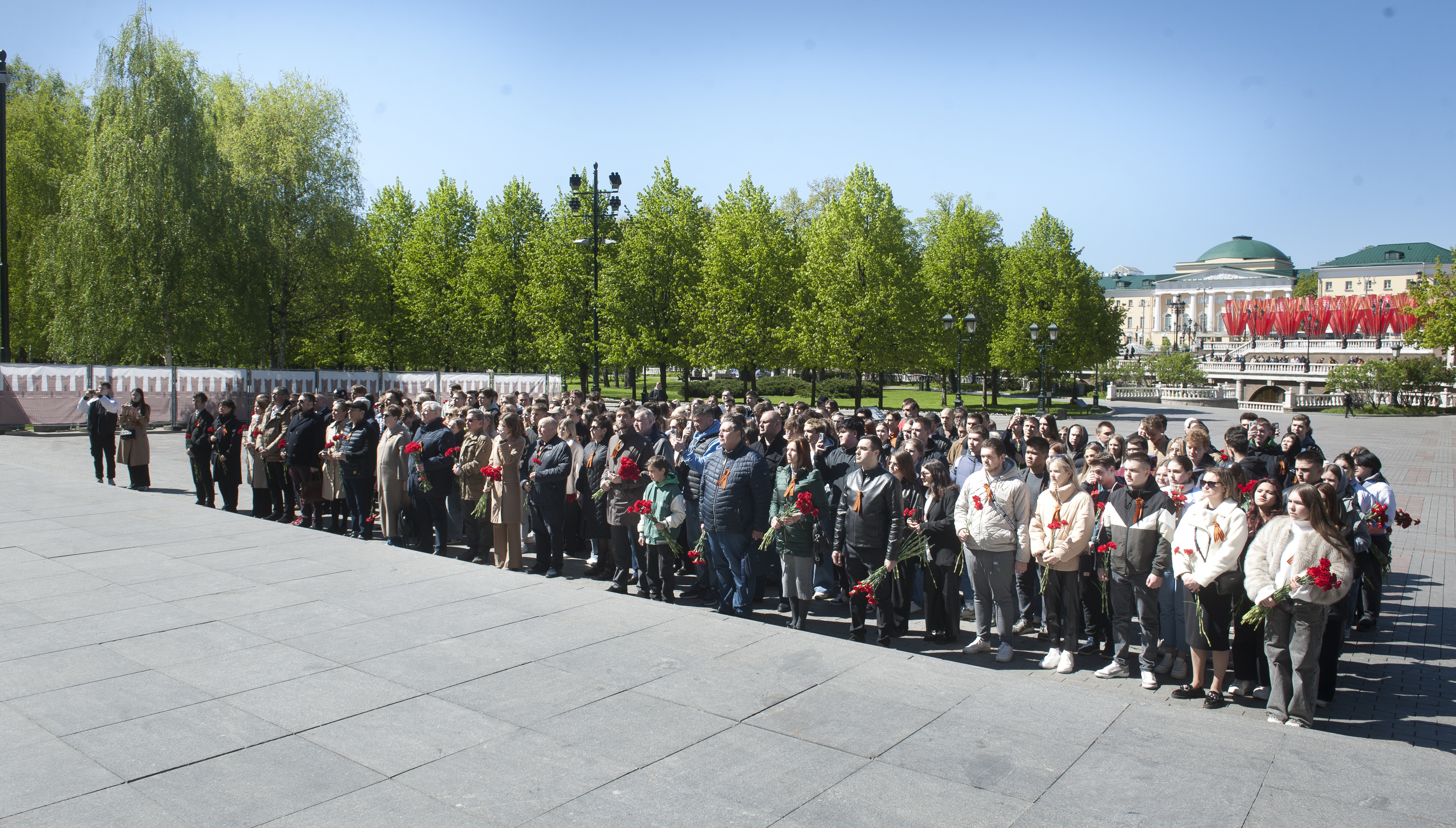 Возложение цветов и венков к могиле Неизвестного солдата и памятнику маршала Жукова в преддверии 79-й годовщины Победы.